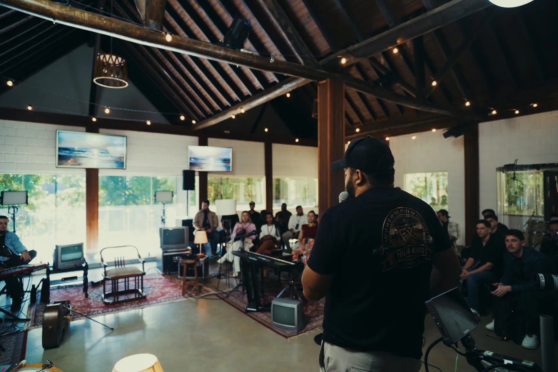 Turma da Vision Pro assiste à apresentação nos telões